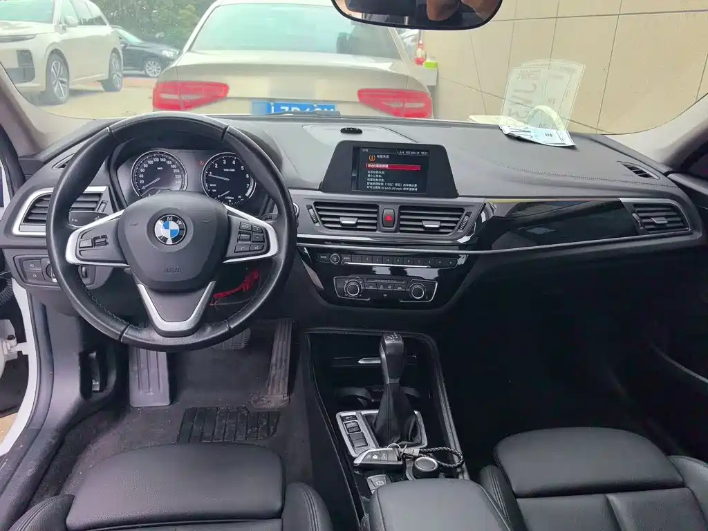 BMW 1 Series 2018 — фото 10