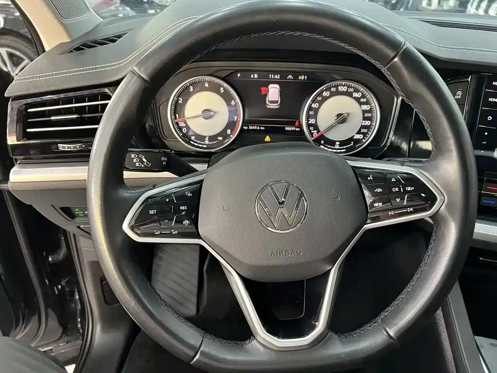 Volkswagen Touareg 2023 — фото 12
