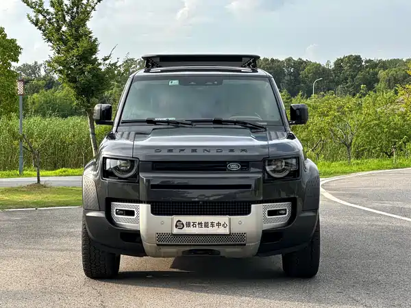 Land Rover Defender 2024