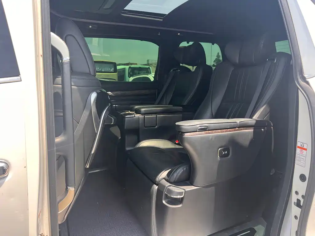 Toyota Vellfire 2022 — фото 8