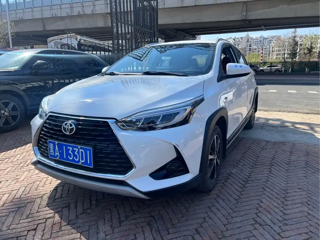 Toyota Yaris L 2022 — фото 1