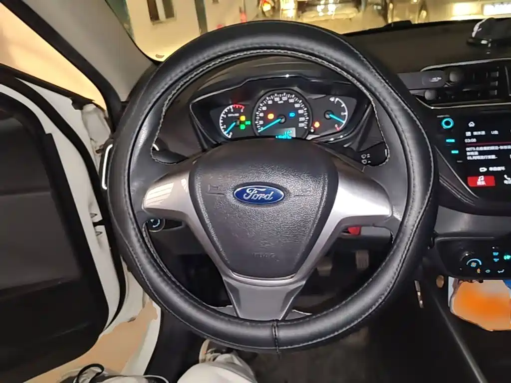 Ford Escort 2018 — фото 11