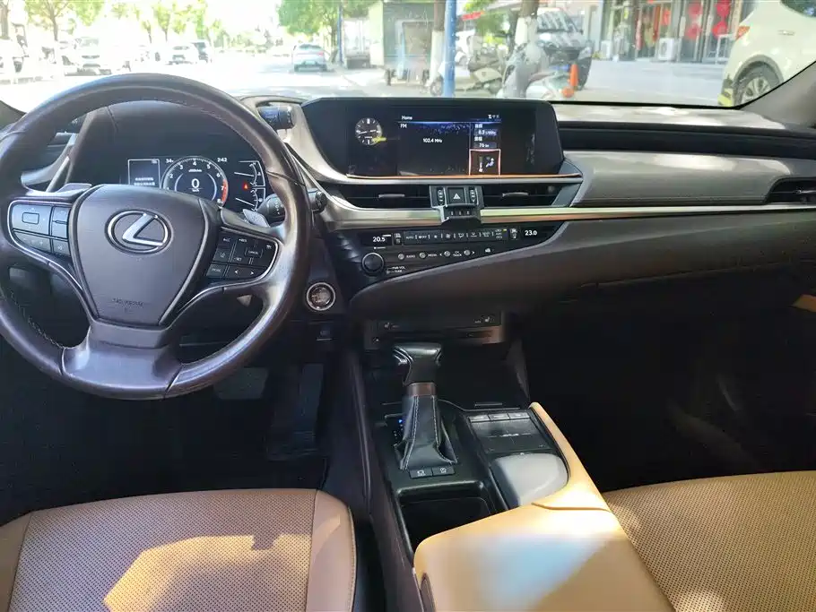Lexus ES 2019 — фото 12