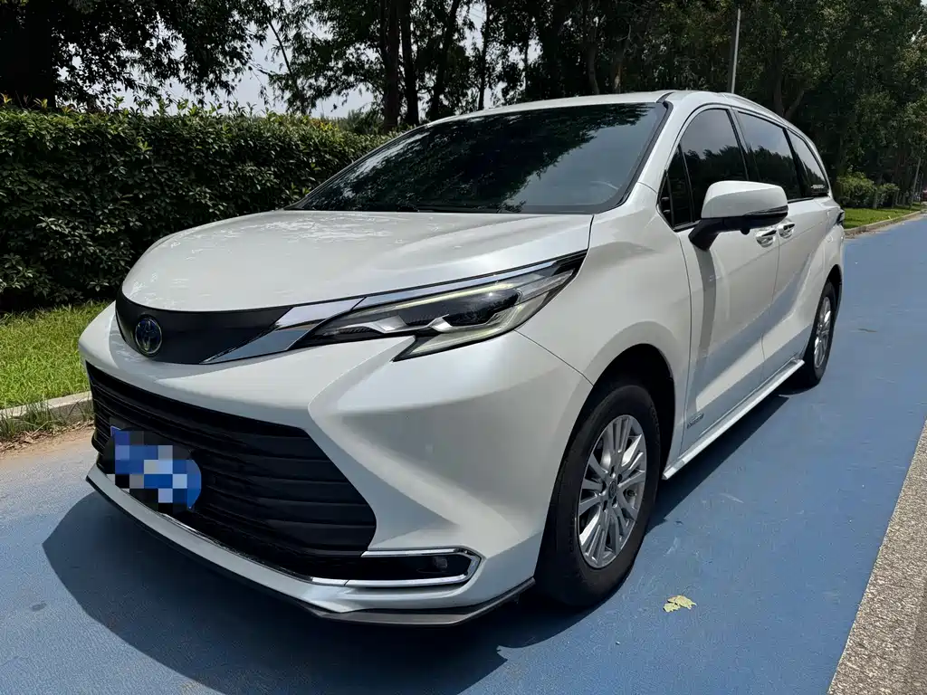Toyota Sienna 2022 — фото 1