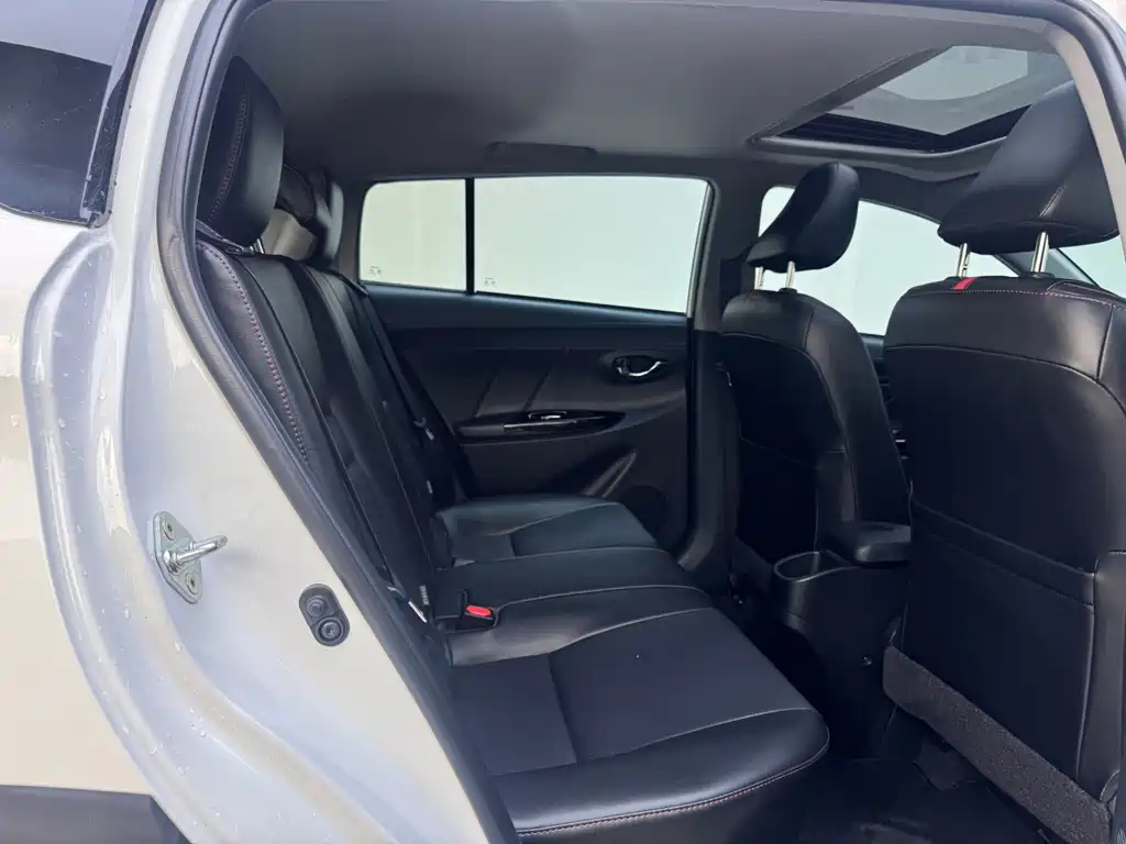 Toyota Yaris L 2023 — фото 9