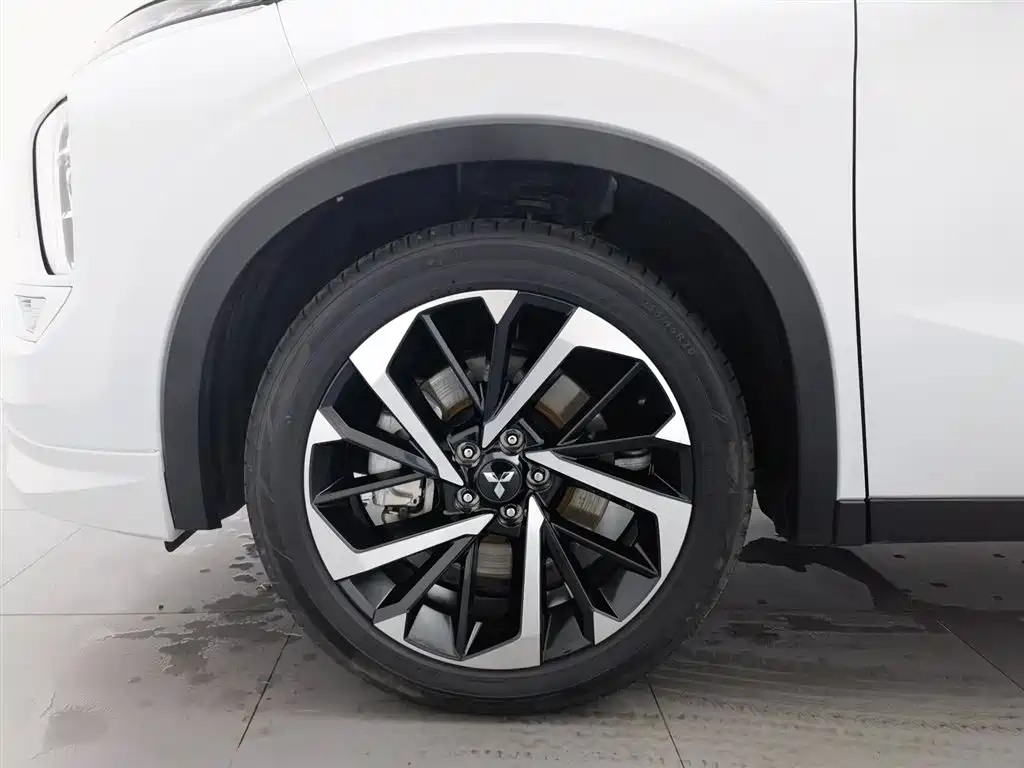 Mitsubishi Outlander 2023 — фото 17