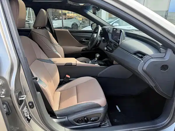 Lexus ES 2023
