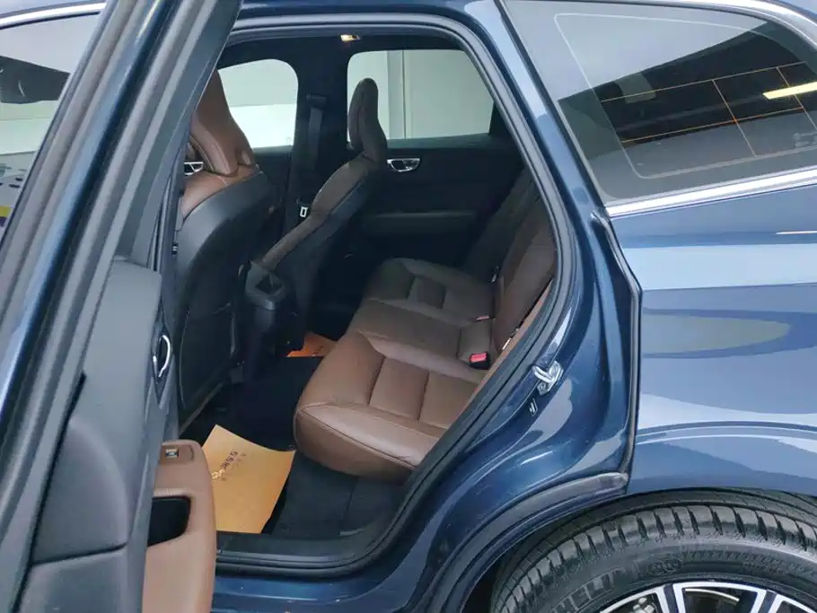 Volvo XC60 2021 — фото 11