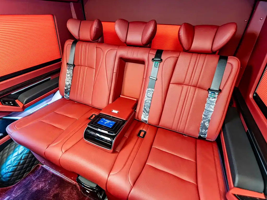 Toyota Hiace — фото 11