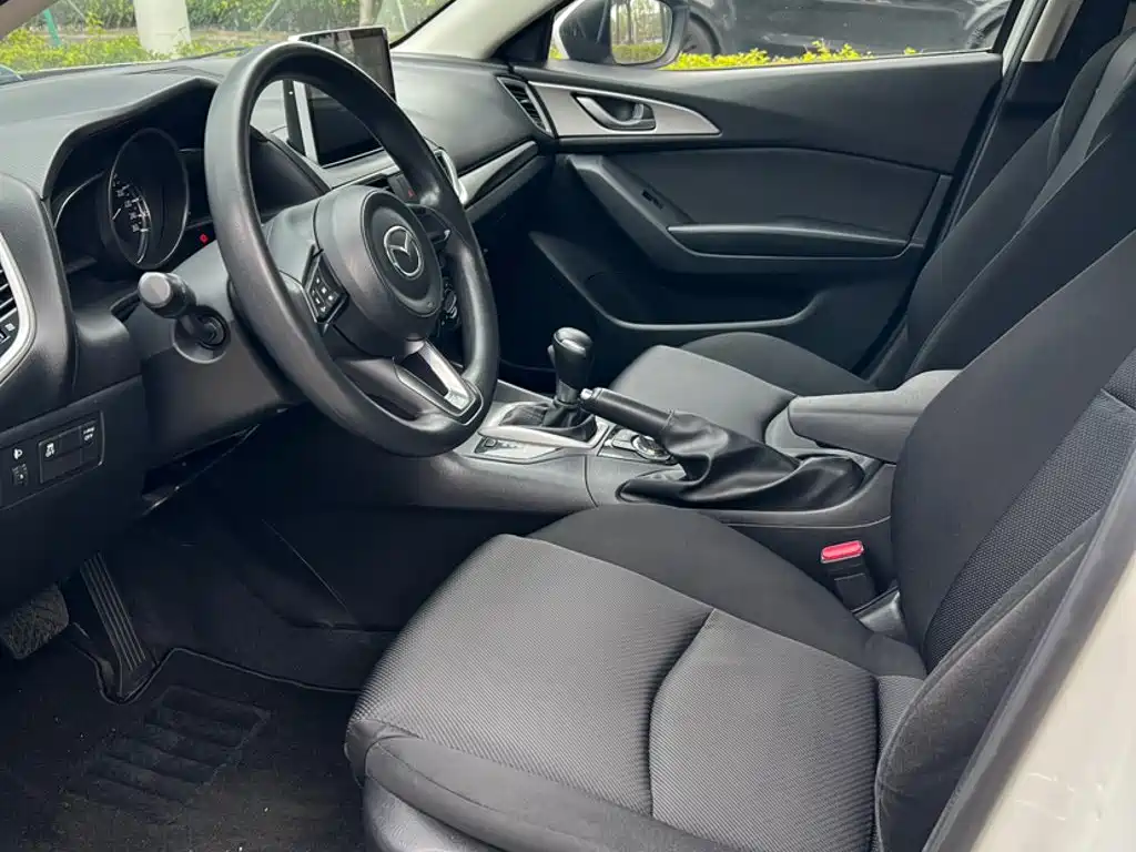 Mazda 3 Axela 2018 — фото 12