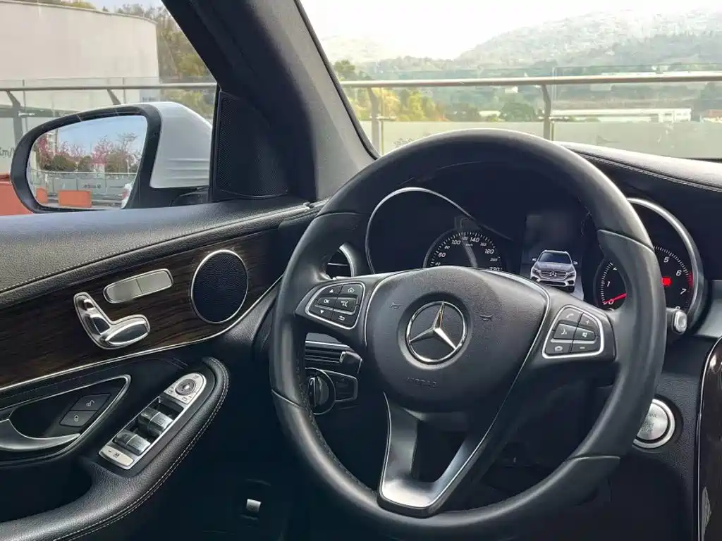 Mercedes-Benz GLC 2017 — фото 11