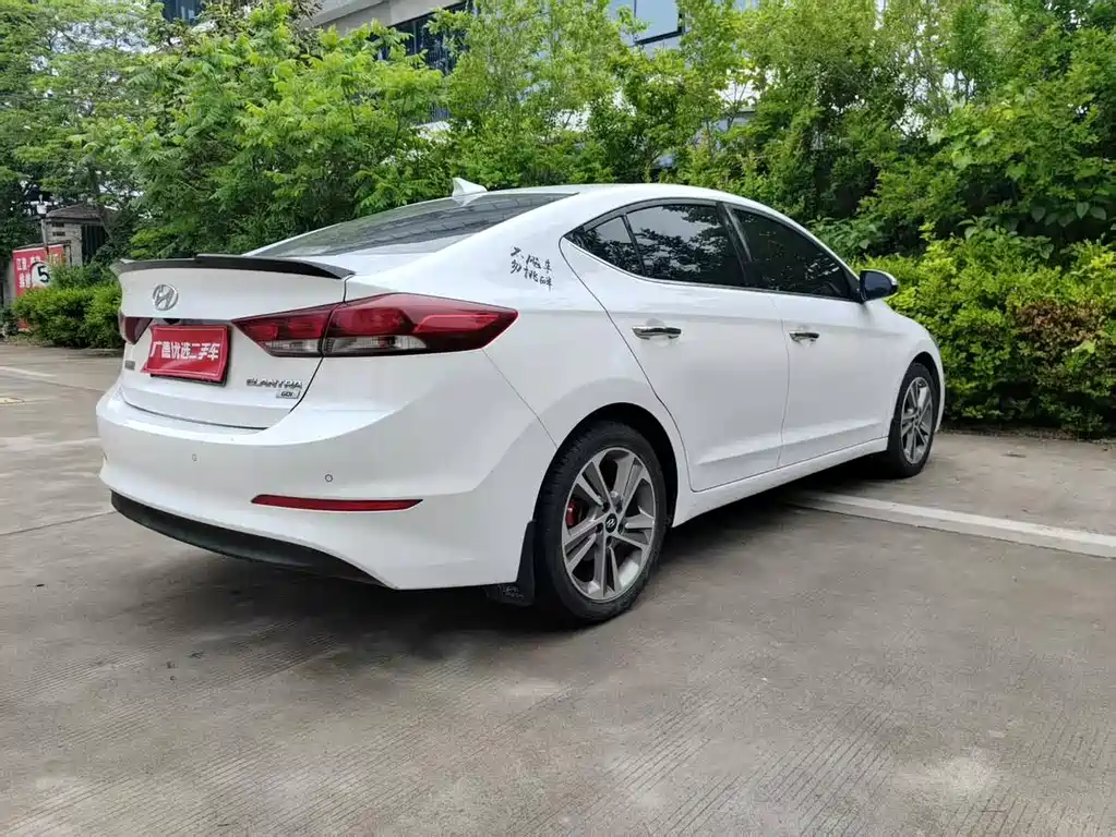 Hyundai Elantra 2018 — фото 14