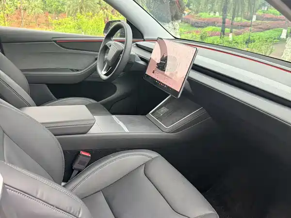Tesla Model Y 2025
