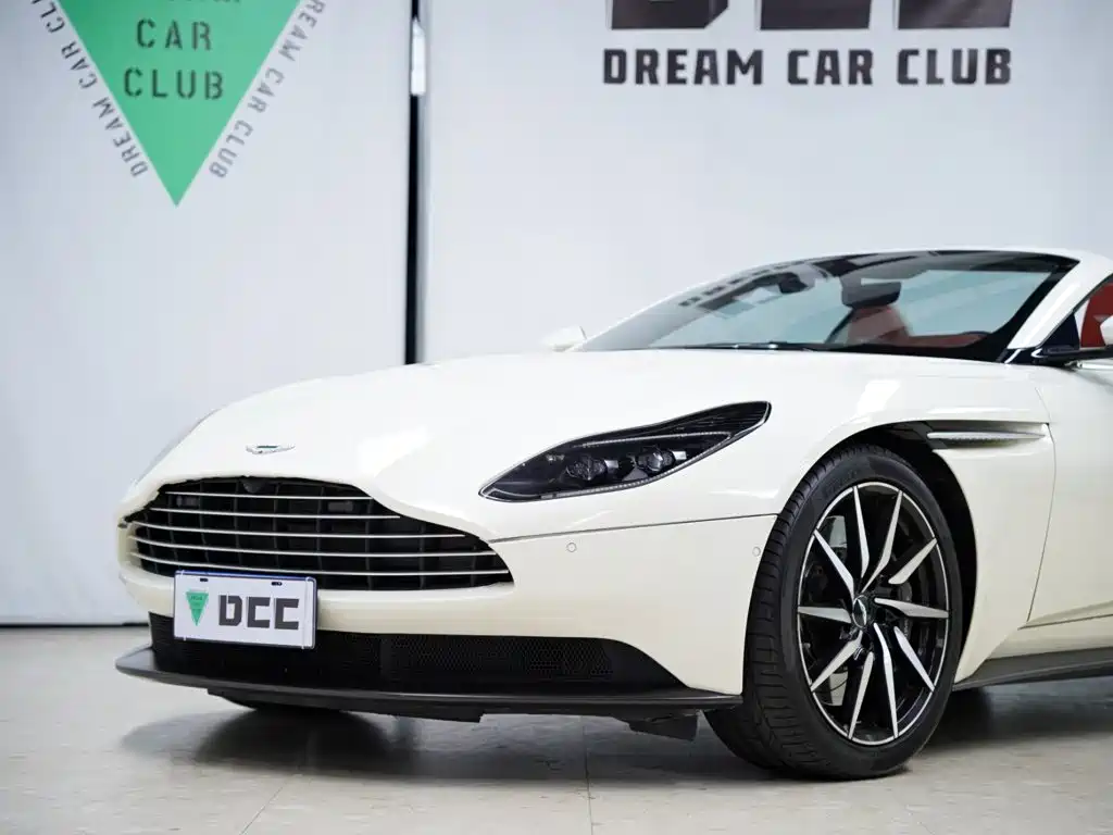 Aston Martin DB11 2020 — фото 18