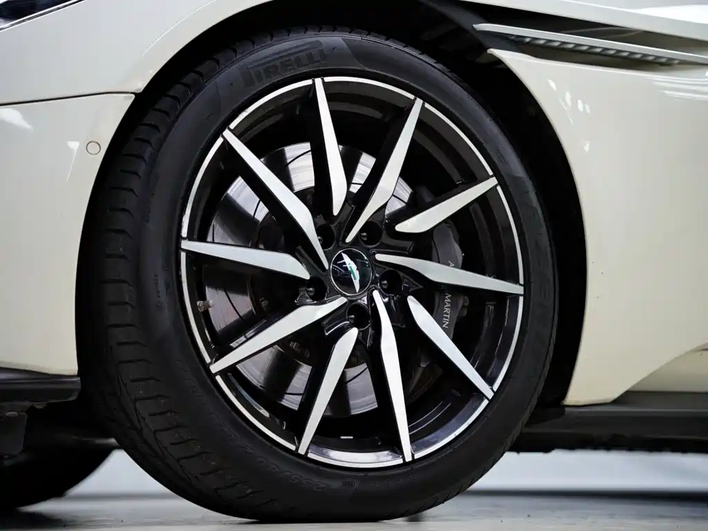 Aston Martin DB11 2020 — фото 19