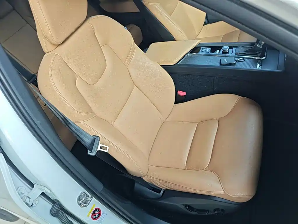 Volvo XC60 2018 — фото 20