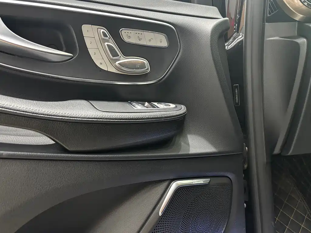 Mercedes-Benz V-Class 2023 — фото 10
