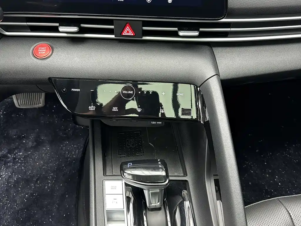 Hyundai Elantra 2023 — фото 16