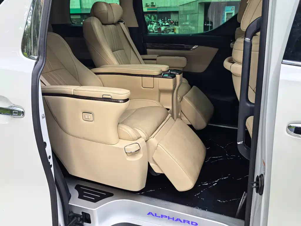 Toyota Alphard 2021 — фото 8