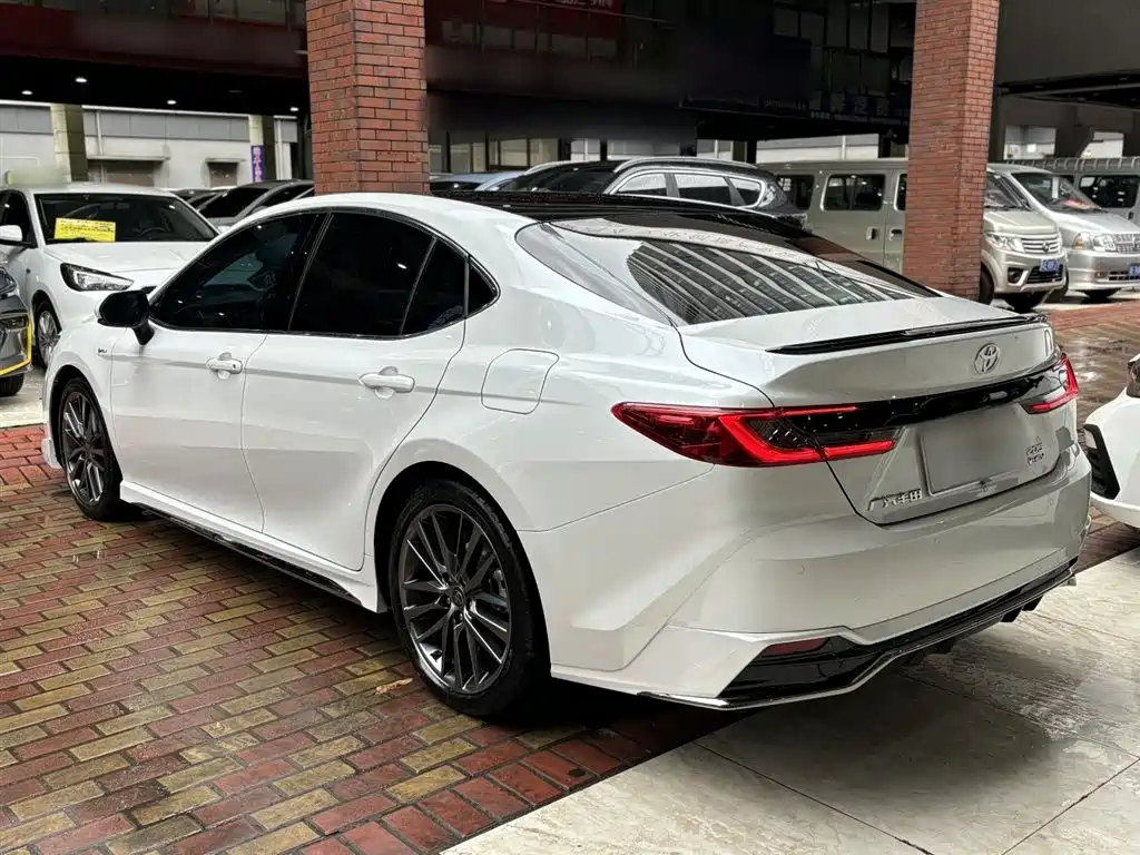Toyota Camry 2024 — фото 25