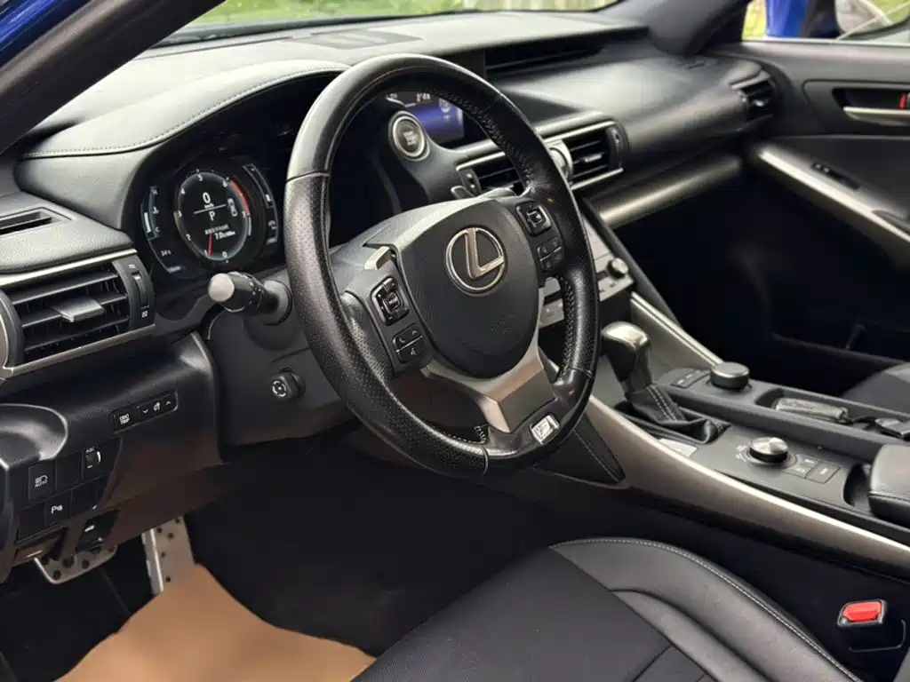 Lexus IS 2018 — фото 12