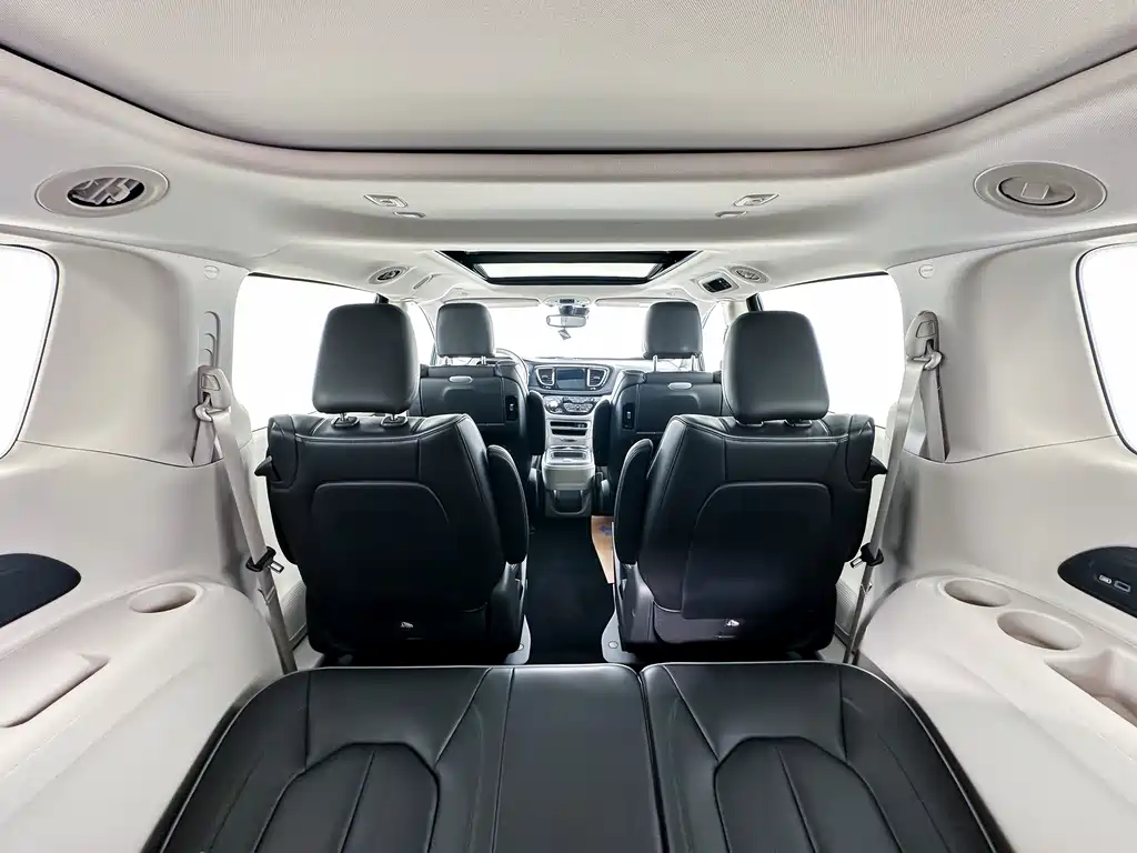 Chrysler Grand Voyager PHEV 2025 — фото 13