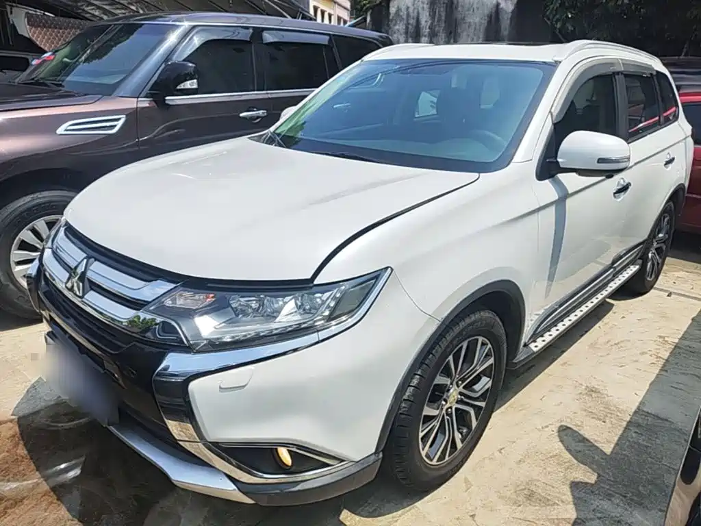 Mitsubishi Outlander 2017 — фото 1