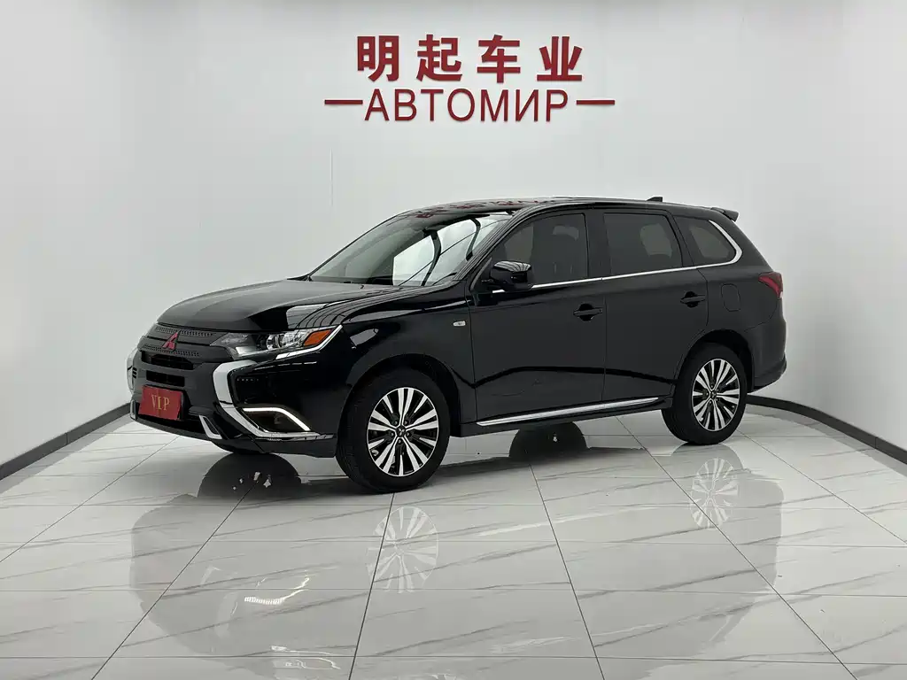 Mitsubishi Outlander 2022 — фото 1