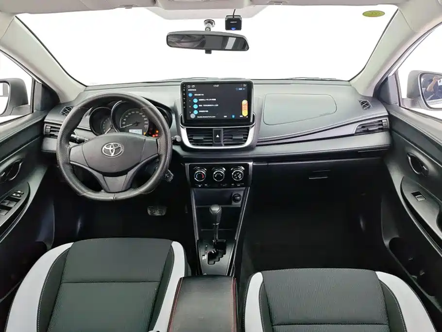 Toyota Yaris L 2020 — фото 12