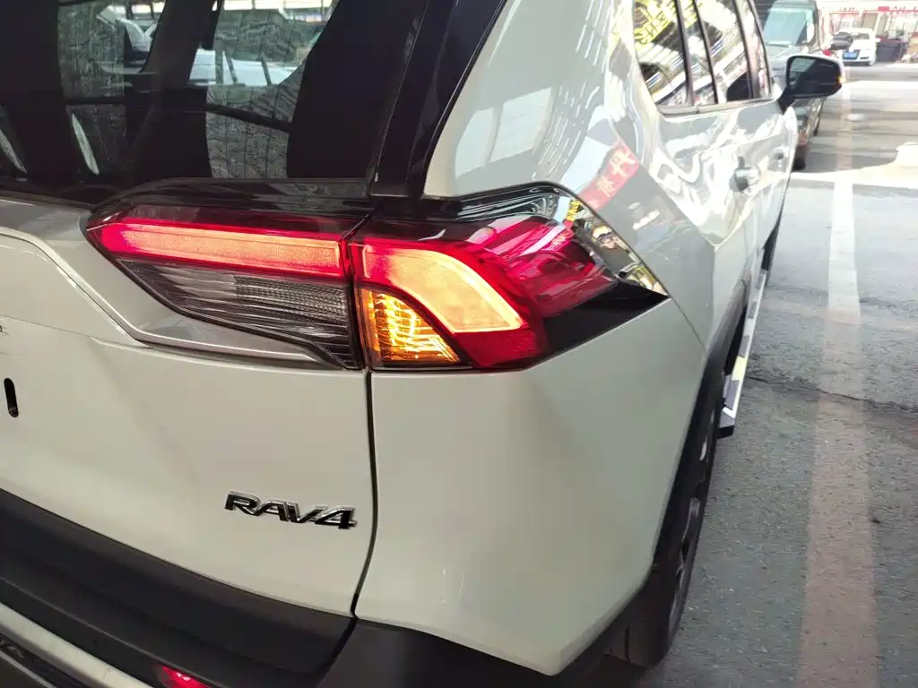 Toyota RAV4 2020 — фото 24