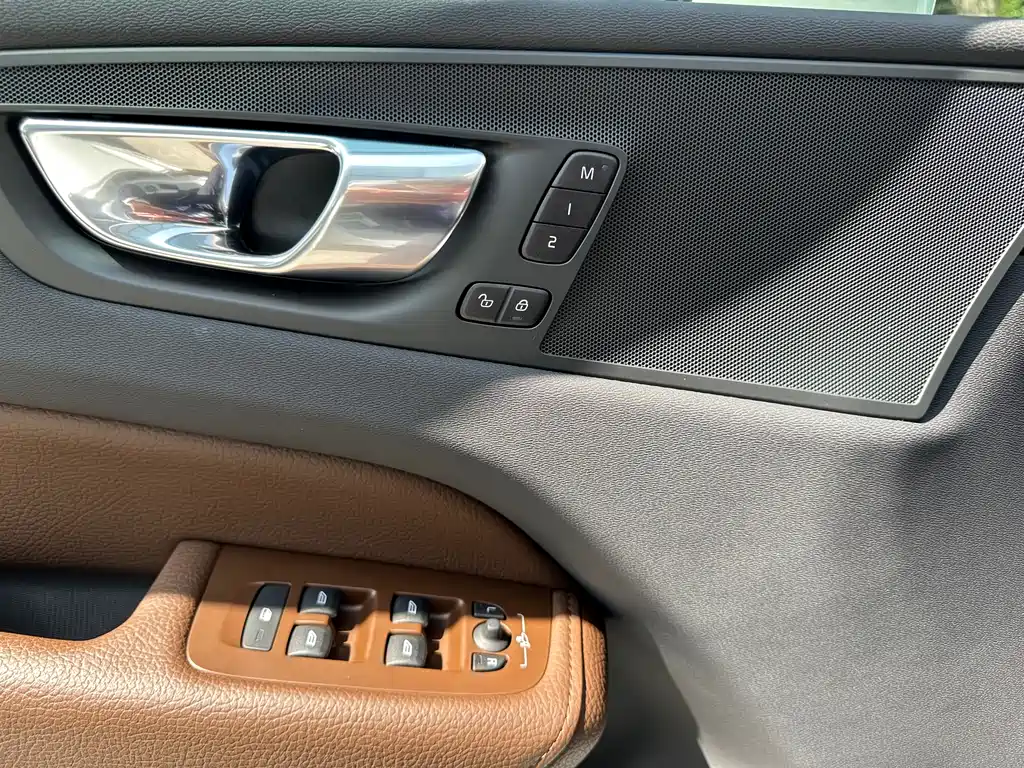 Volvo XC60 PHEV 2023 — фото 15