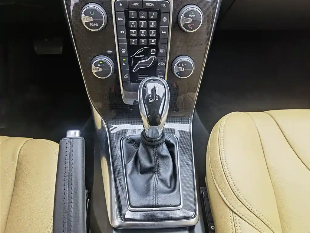 Volvo V40 2017 — фото 13