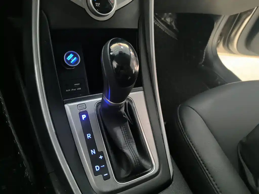 Hyundai Elantra 2017 — фото 10