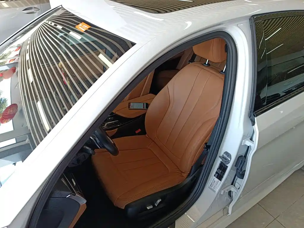 BMW 5 Series 2018 — фото 11