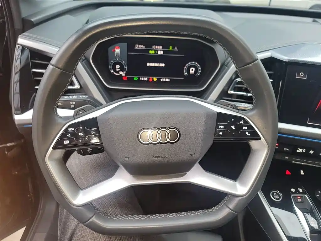 Audi Q4 e-tron 2023 — фото 11