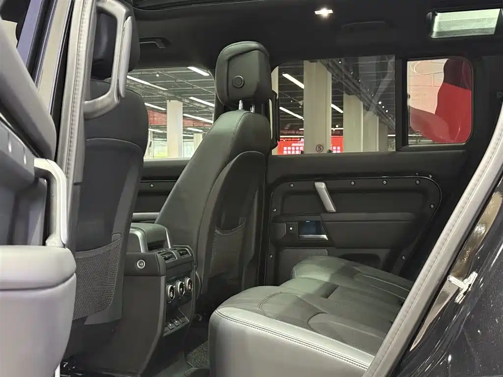Land Rover Defender 2024 — фото 20