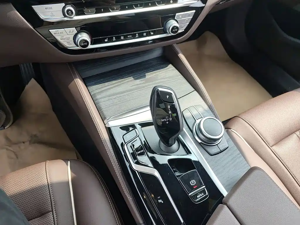 BMW 5 Series 2022 — фото 10