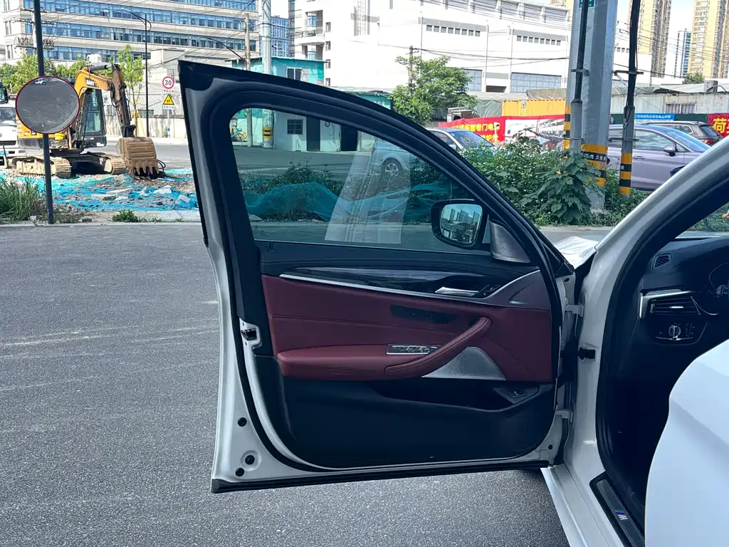 BMW 5 Series 2021 — фото 10