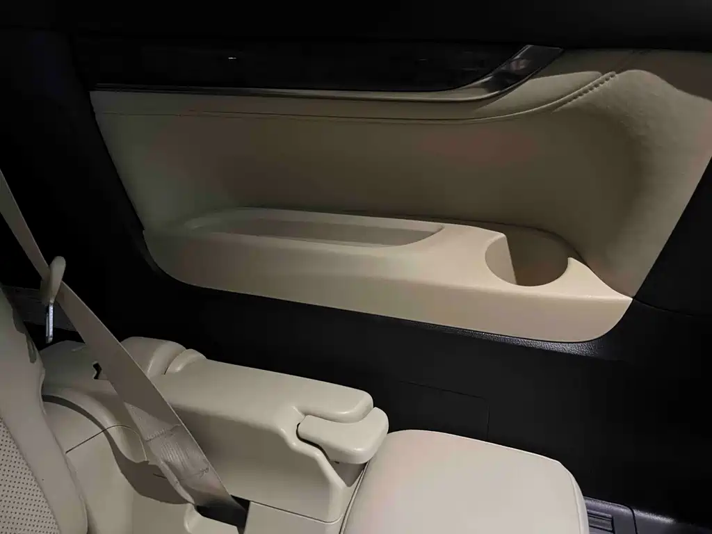 Toyota Alphard 2018 — фото 31