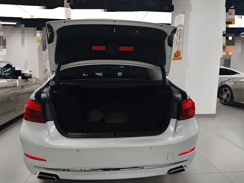 BMW 5 Series 2019 — фото 15