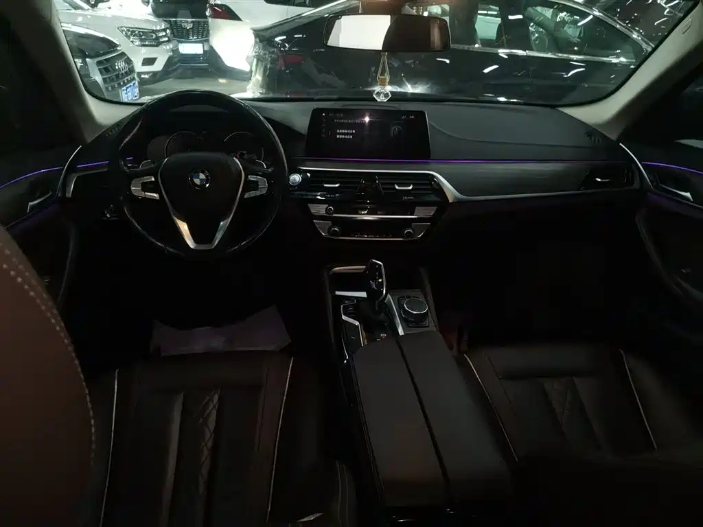 BMW 5 Series 2018 — фото 10
