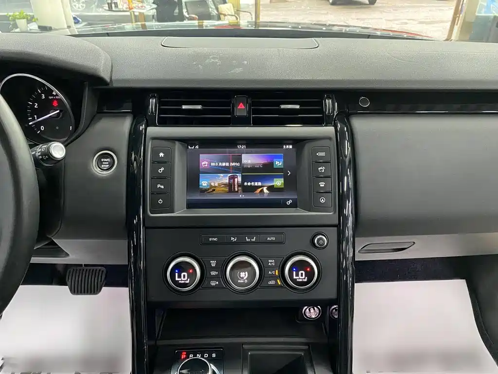 Land Rover Discovery 2018 — фото 16