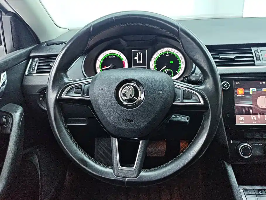 Skoda Octavia 2018 — фото 15