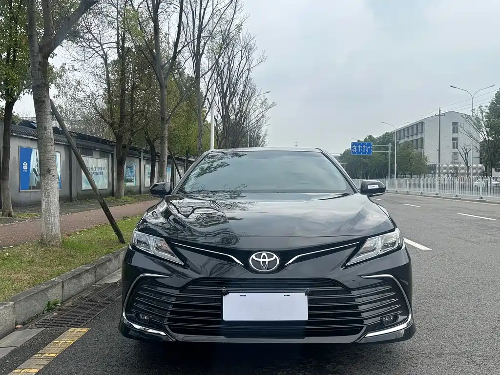 Toyota Camry 2023 — фото 2
