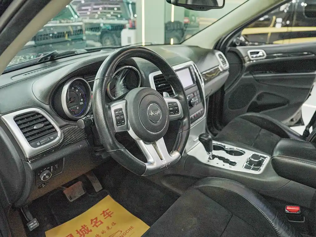 Jeep Grand Cherokee SRT 2012 — фото 17