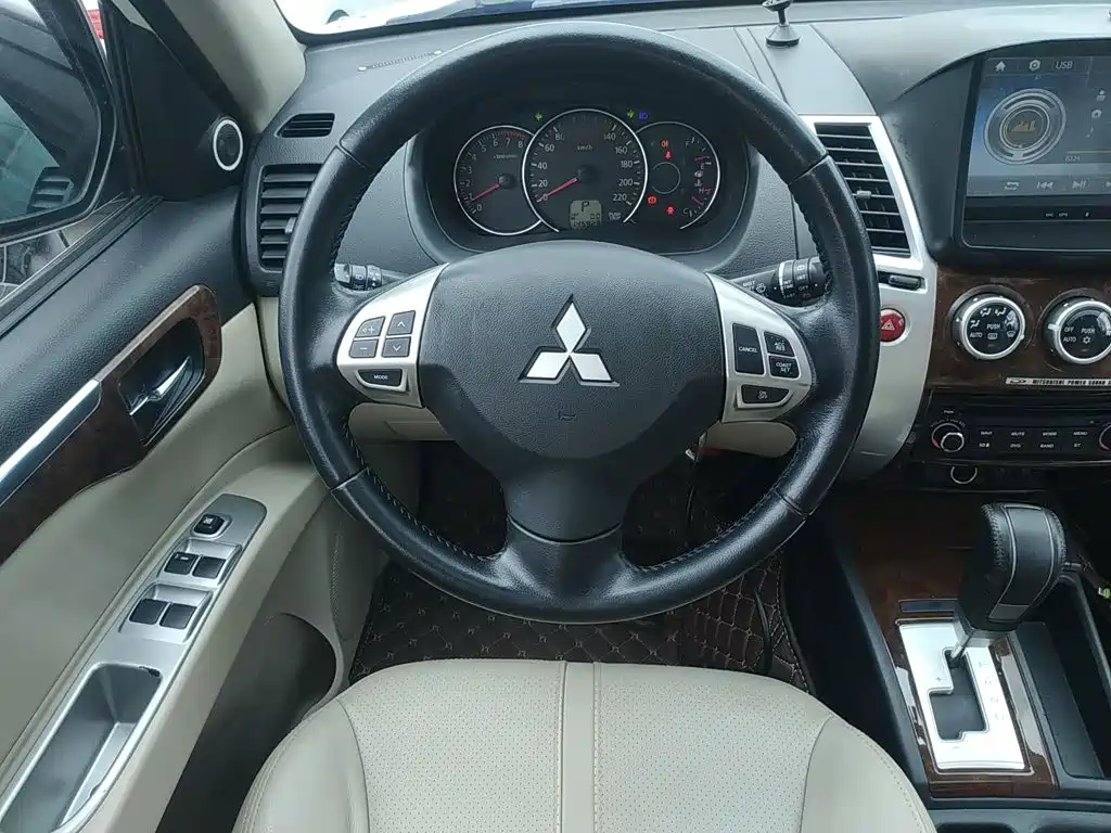 Mitsubishi Pajero Sport 2016