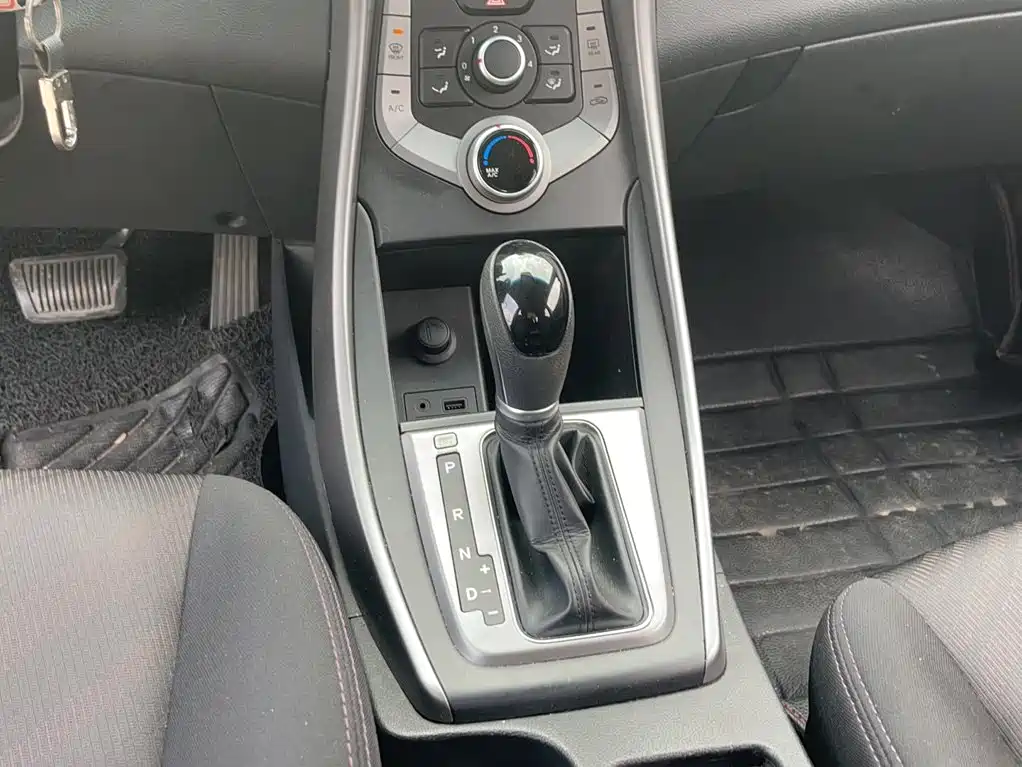 Hyundai Elantra Langdong 2015 — фото 11