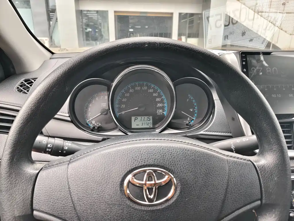 Toyota Yaris L 2019 — фото 11