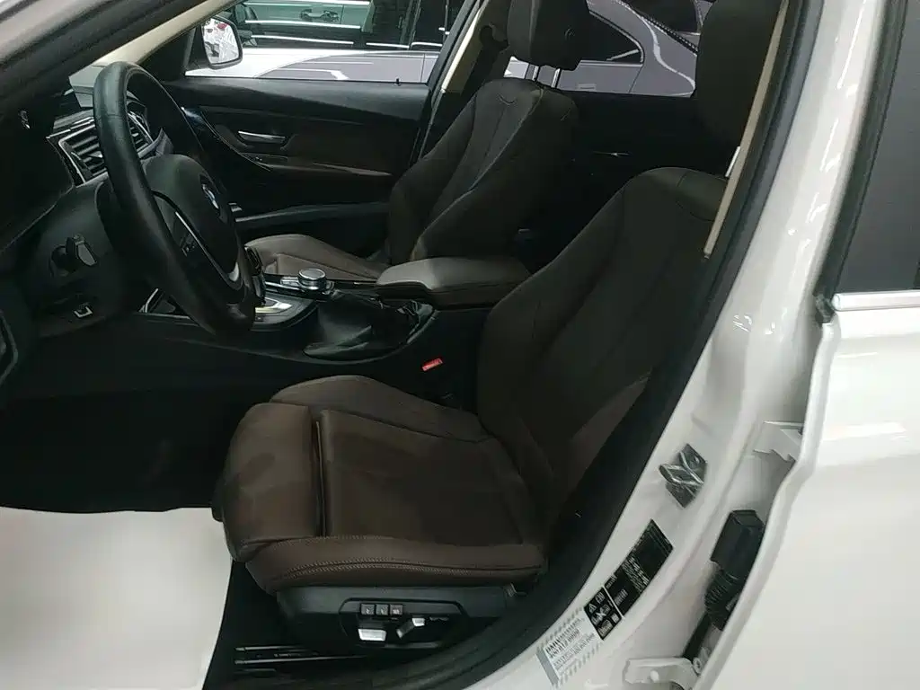 BMW 3 Series 2018 — фото 15