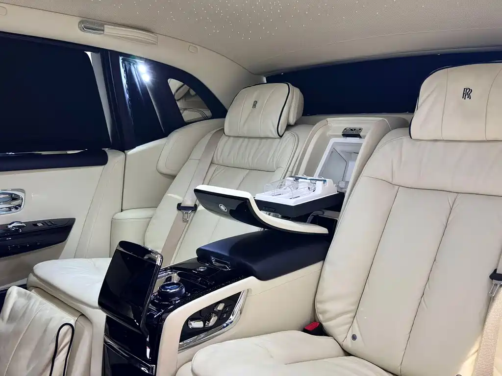 Rolls-Royce Phantom 2019 — фото 15